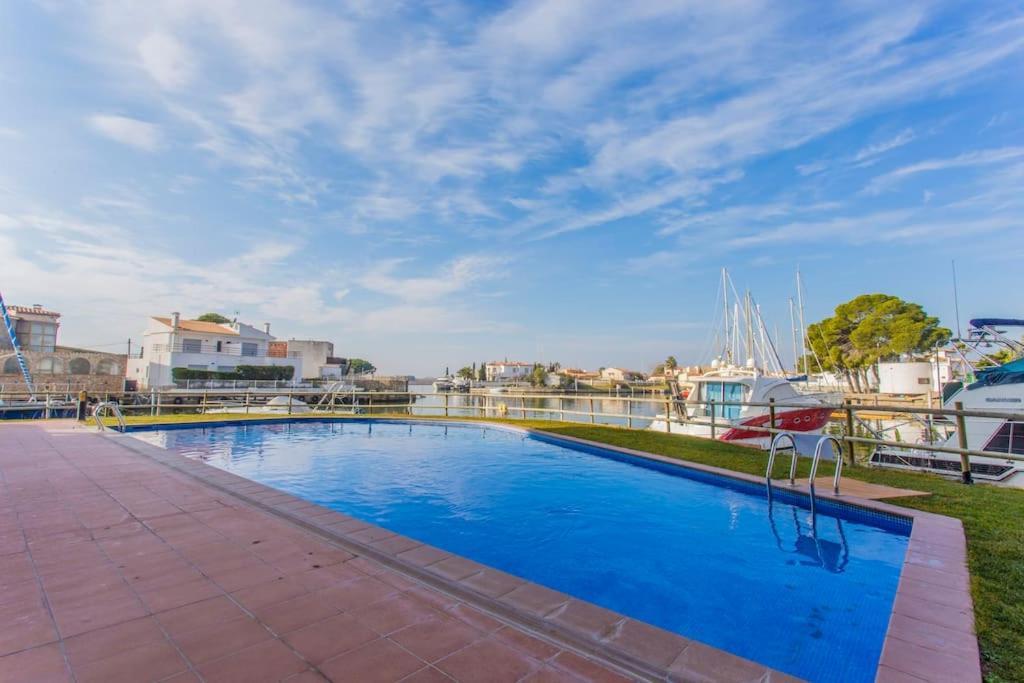 Piso De 2 Habitaciones, 3 Piscinas Y Cerca Del Mar โรเซส ภายนอก รูปภาพ